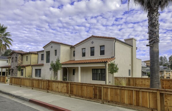 We are so glad you are here at Casa Blanca, Avila Beach. This listing is for a twin home with 7 bedroom suites. Each bedroom has a king bed, fluffy white linens and SmartTV. Most suites are ensuites.