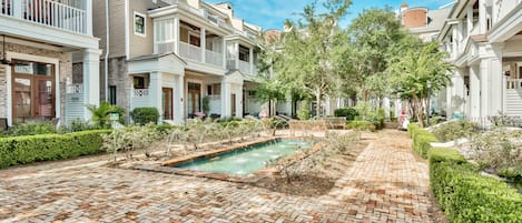 Le Jardin Courtyard