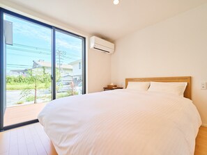 Bedroom ① Double bed with a width of 140 cm