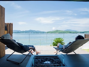 [Sauna (image)] Spending time relaxing with friends while looking out at the vast ocean of Amakusa is an exceptional experience.