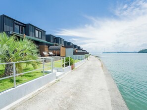 [Exterior] The blue sea of Amakusa spreads out in front of the terrace.