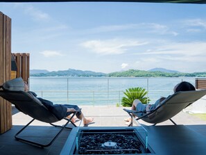 [Sauna (image)] Spending time relaxing with friends while looking out at the vast ocean of Amakusa is an exceptional experience.