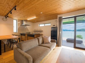 [Living room] A living/dining room where even a large group can relax comfortably.