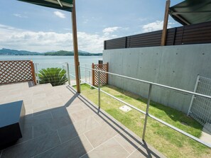 [Room for pets - 105] Includes a small dog run. Fenced so pet owners can relax without worry.