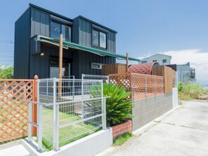 [Exterior・105] Pet-friendly rooms are equipped with a small dog run. Your dog can relax and unwind.