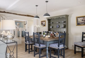 Ground floor: Dining area with seating for six guests