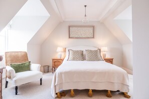 Norton Cottage Master Bedroom - StayCotswold