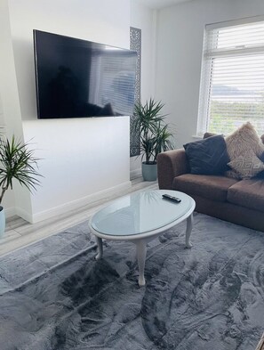 Sitting room and windows looking directly at the sea view.