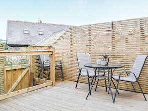 Sitting-out-area | Holmfield, Buxton