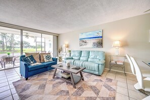 Living Area | 1 Step to Access | Free WiFi