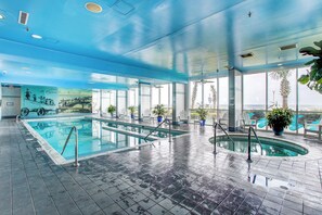 Large swimming pool, bring the kids and jump right in!
