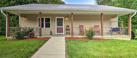 Waynesville Vacation Rental | 2BR | 2BA | Step-Free Access