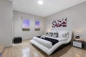 Master Bedroom with King Bed, Ensuite and Walk In Wardrobe 