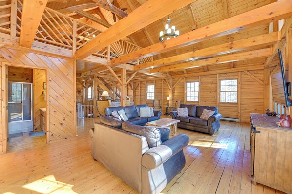 Athol Vacation Rental | 2BR + Loft | 3BA | 3 Stories | 3,335 Sq Ft