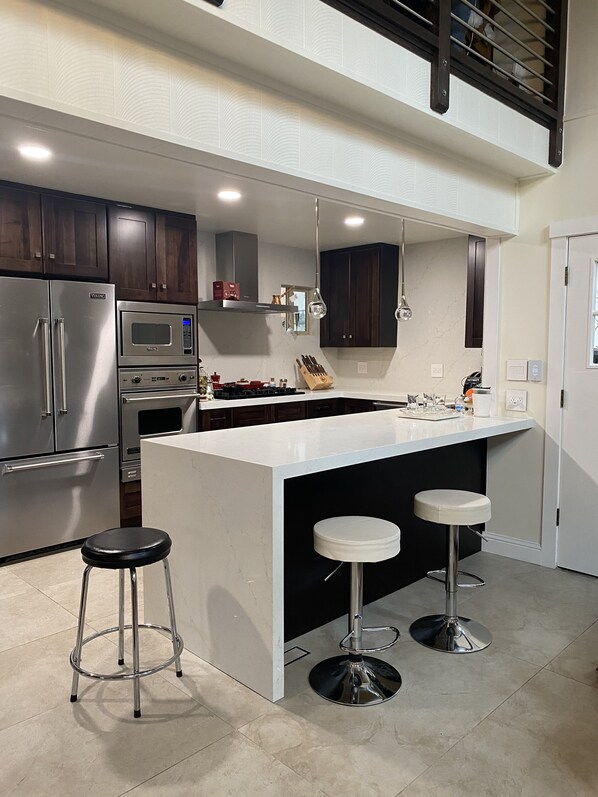 Entryway/kitchen