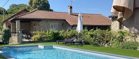 Vue du gîte depuis la piscine