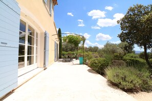 Terrasse extérieure devant la maison. A droite, escaliers accès piscine