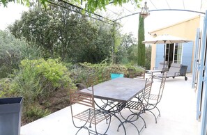 Terrasse extérieure devant la maison. Au fond, accès suite parentale. 