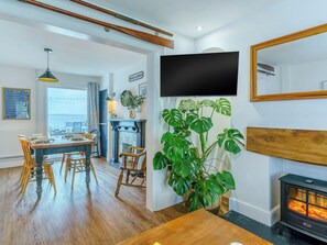 Living room/dining room | Tyr LLyr, Penclawdd