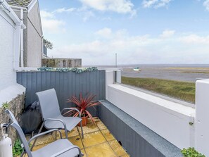 Balcony | Tyr LLyr, Penclawdd
