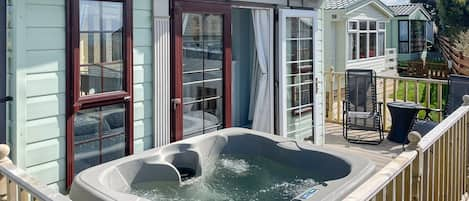 Outdoor spa tub