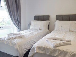 Twin bedroom | Stone Gardens, Broadstairs