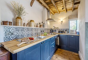 The well-equipped kitchen offers plenty of space for your meal preparation