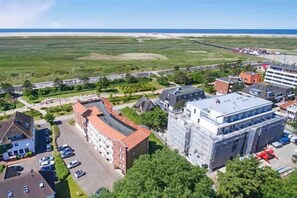 Haus Quisisana, St. Peter-Ording (SPO) - Aussenansicht mit Strandpanorama