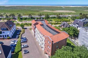 Haus Quisisana, St. Peter-Ording (SPO) - Aussenansicht mit Strandpanorama