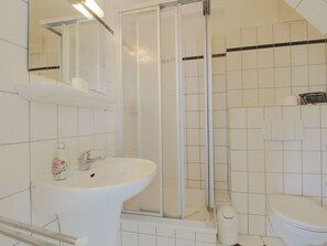 Badezimmer mit Dusche