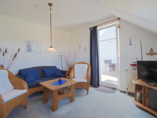 Wohnzimmer mit Sofa und Fernseher
