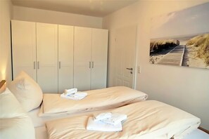 Boxspringbett und großer Kleiderschrank