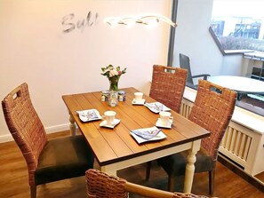 Esstisch für 4 Personen am Fenster