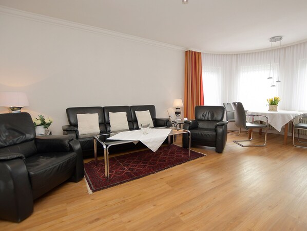 Wohnzimmer mit Ledergarnitur