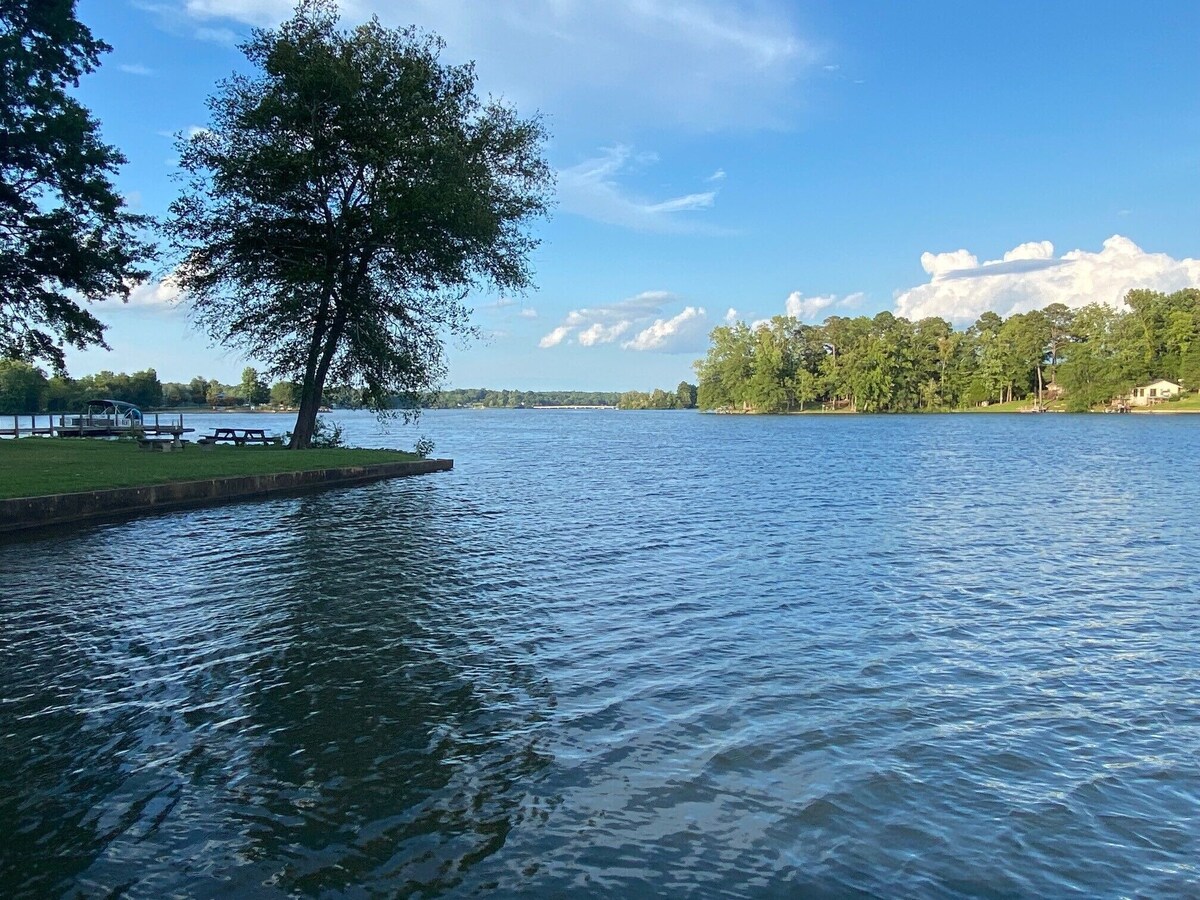 Water Views Everywhere – Lake Front Cottage with Private Dock and Boat Ramp