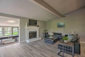 Living Room | Central A/C | Free WiFi | Smart TV w/ Cable