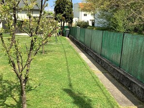 Pflanze, Baum, Zaun, Grundstueck, Gras, Vegetation, Strassenbelag, Strauch, Ground, Gebäude