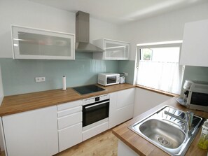 Evier, Comptoir, Cabinetry, Robinet, Évier, Propriété, Cuisinière, Appareil De Cuisine, Luminaire Plomberie, Cuisine