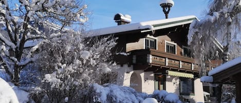 Ciel, Neige, Bâtiment, Nuage, Propriété, Plante, Fenêtre, Arbre, La Nature, Branche