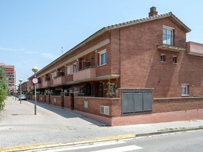 Himmel, Fenster, Gebäude, Urban Design, Pflanze, Holz, Nachbarschaft, Strassenbelag, Backstein, Wohngebiet