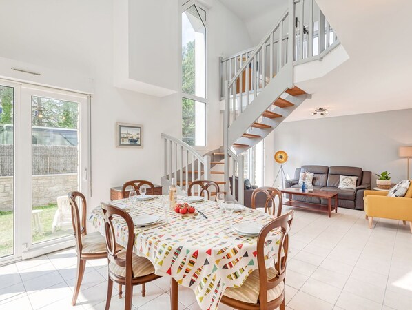 Table, Furniture, Property, Chair, Plant, Wood, Window, Couch, Interior Design, Flooring