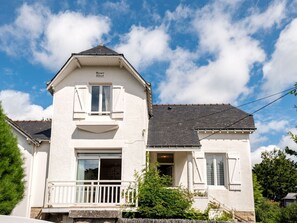 Wolke, Himmel, Pflanze, Gebäude, Fenster, Haus, Baum, Grundstueck, Nachbarschaft, Zaun