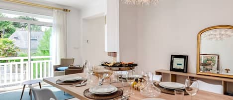 Mirror, Table, Furniture, Property, Tableware, Chair, Wood, Decoration, Dishware, Interior Design