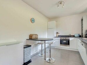 Eigentum, Cabinetry, Sinken, Countertop, Gebäude, Küche, Holz, Interior Design, Flooring, Haus