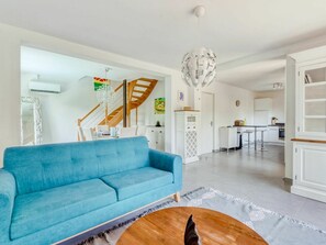 Möbel, Couch, Eigentum, Tabelle, Cabinetry, Azurblau, Interior Design, Beleuchtung, Stuhl, Wohnzimmer