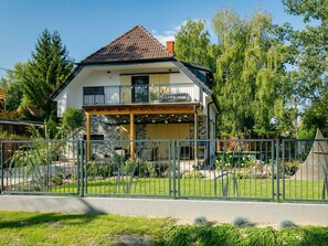Plante, Ciel, Bâtiment, Fenêtre, Arbre, Ombre, Lot Terre, Chalet, Herbe, Design Urbain