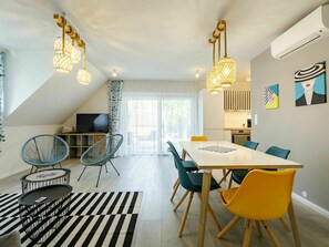 Table, Meubles, Propriété, Canapé, Chaise, Bois, Design Intérieur, Architecture, Salon, Jaune