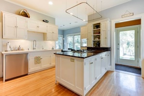 Kitchen | Paper Towels/Trash Bags Provided