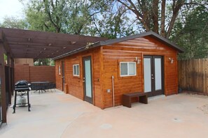 Casita "Atomic Love Shack" - Private with BBQ, Patio & Outdoor Table all Poolside.