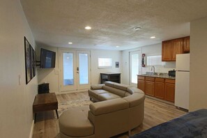 Casita "Atomic Love Shack" - Private with BBQ, Patio & Outdoor Table all Poolside.